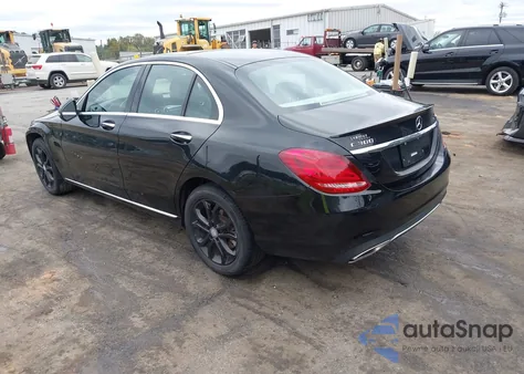 2015 Mercedes-Benz C 300 4Matic z USA, uszkodzony, nr VIN 55SWF4KB1FU061056